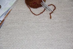 VM-Carpet Aho 72 beige, kapea pellavakantti Ø 200 cm