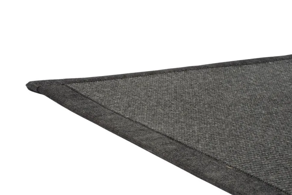 VM-Carpet Esmeralda 79 musta, 80*300 cm, kantti 020 B